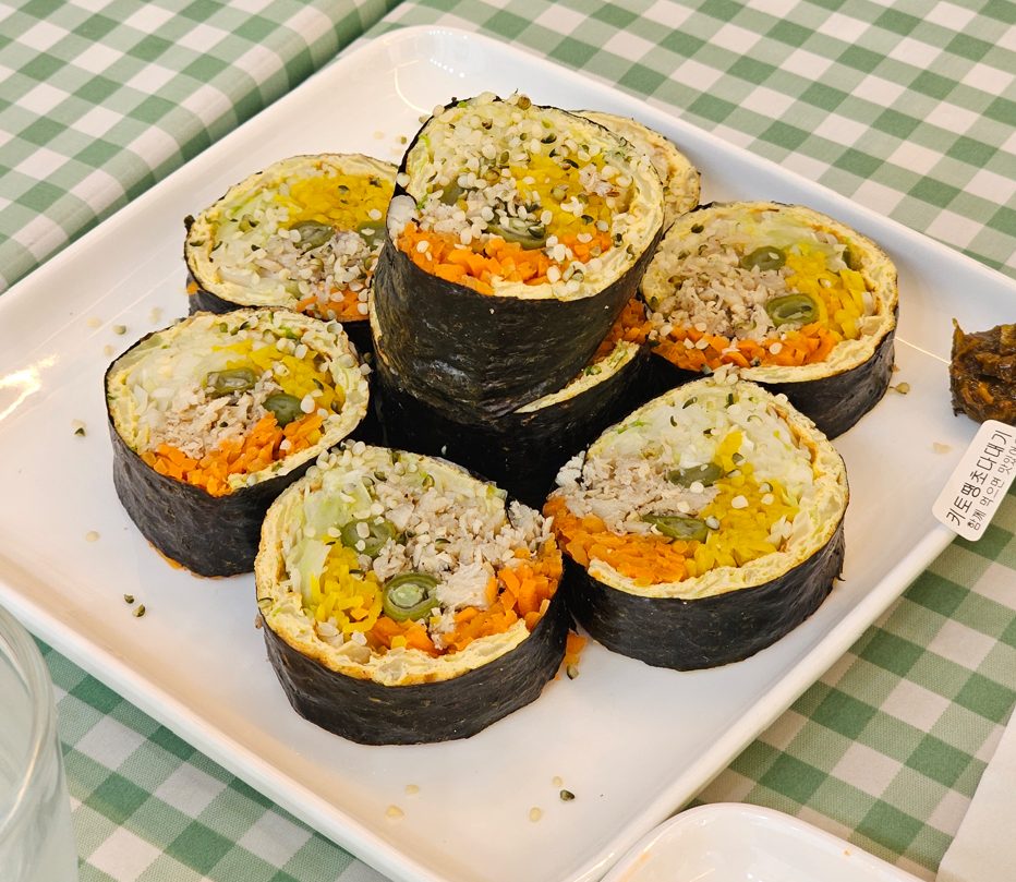 접시에 담긴 키토김밥