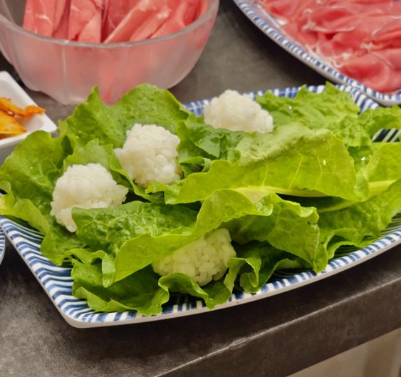 맛있게 담긴 샤브샤브 쌈밥