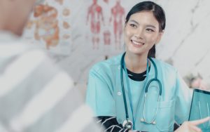 혈당화색소 검사 중인 의사